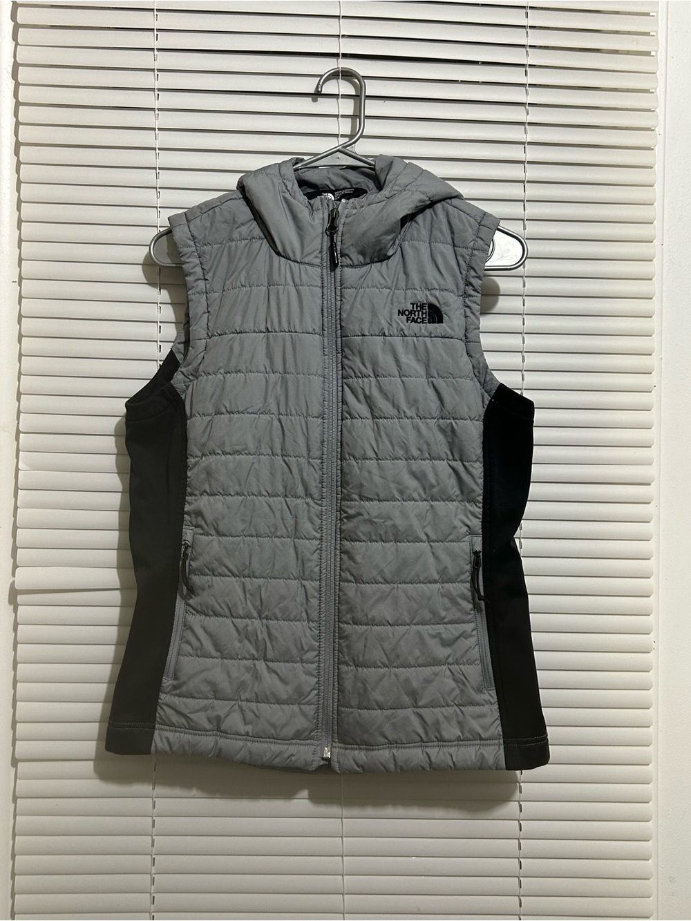 The North Face Women's Gray
Quilted Puffer Outerwear Hooded
Vest Size M